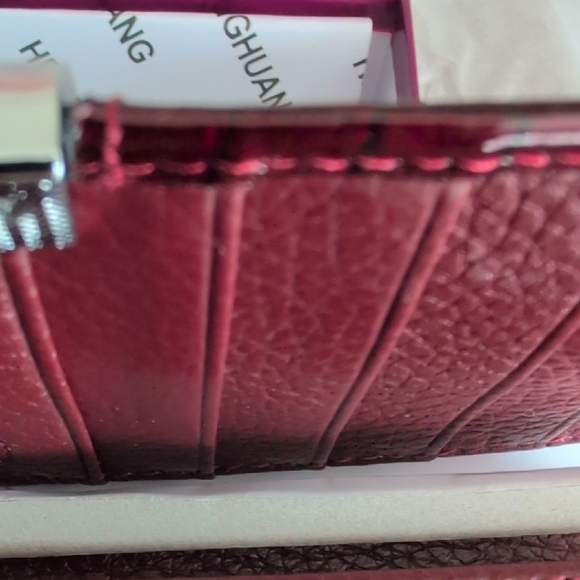 Leather Croc-Embossd Wallet - Picture 7 of 8